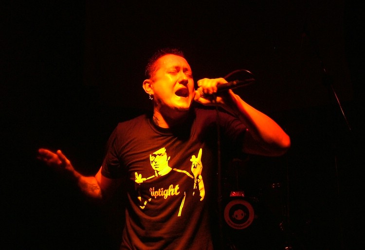 Fermin Muguruza durante el concierto que ofreció el 16 de mayo de 2004 en Montevideo.