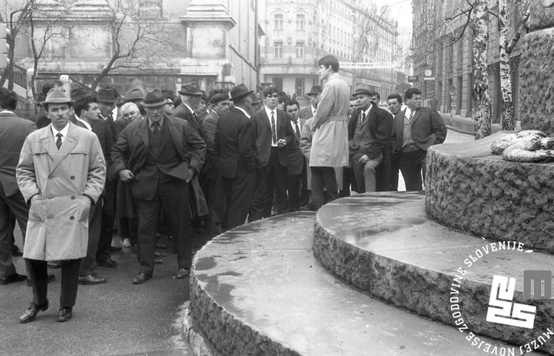 File:Opazili prve turiste v Ljubljani 1967.jpg