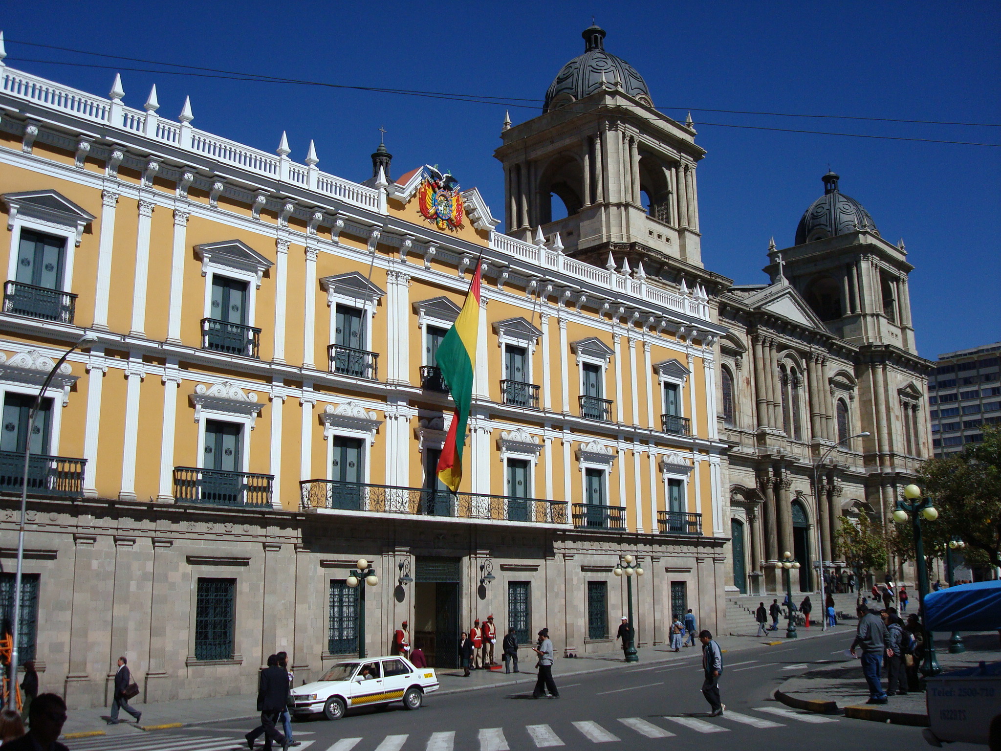 Archivo:Palacio Quemado (Palacio de Gobierno) y Catedral ...