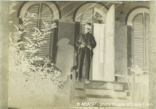 File:Pierre Bonnard devant la façade principale de la maison 2.gif