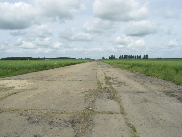 File:Remains of Concrete Perimeter Track - geograph.org.uk - 438914.jpg