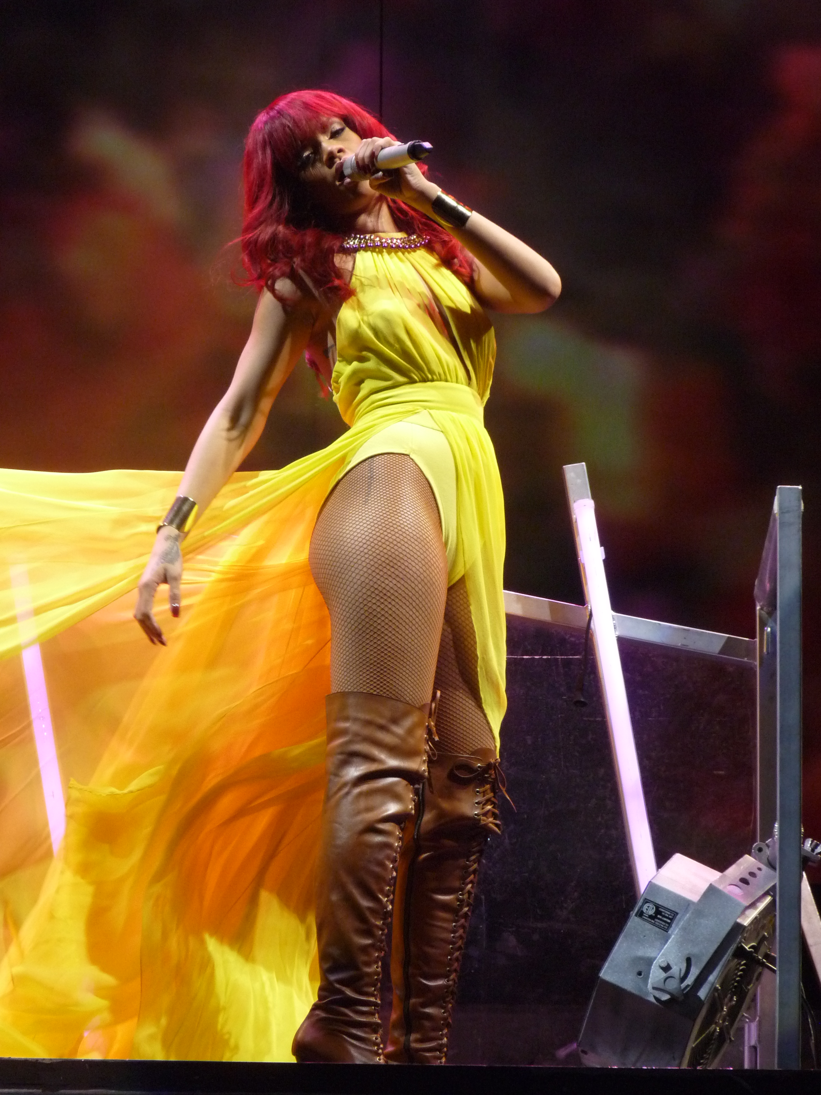 HD Rihanna - Russian Roulette Live (Nokia Concert In London) 