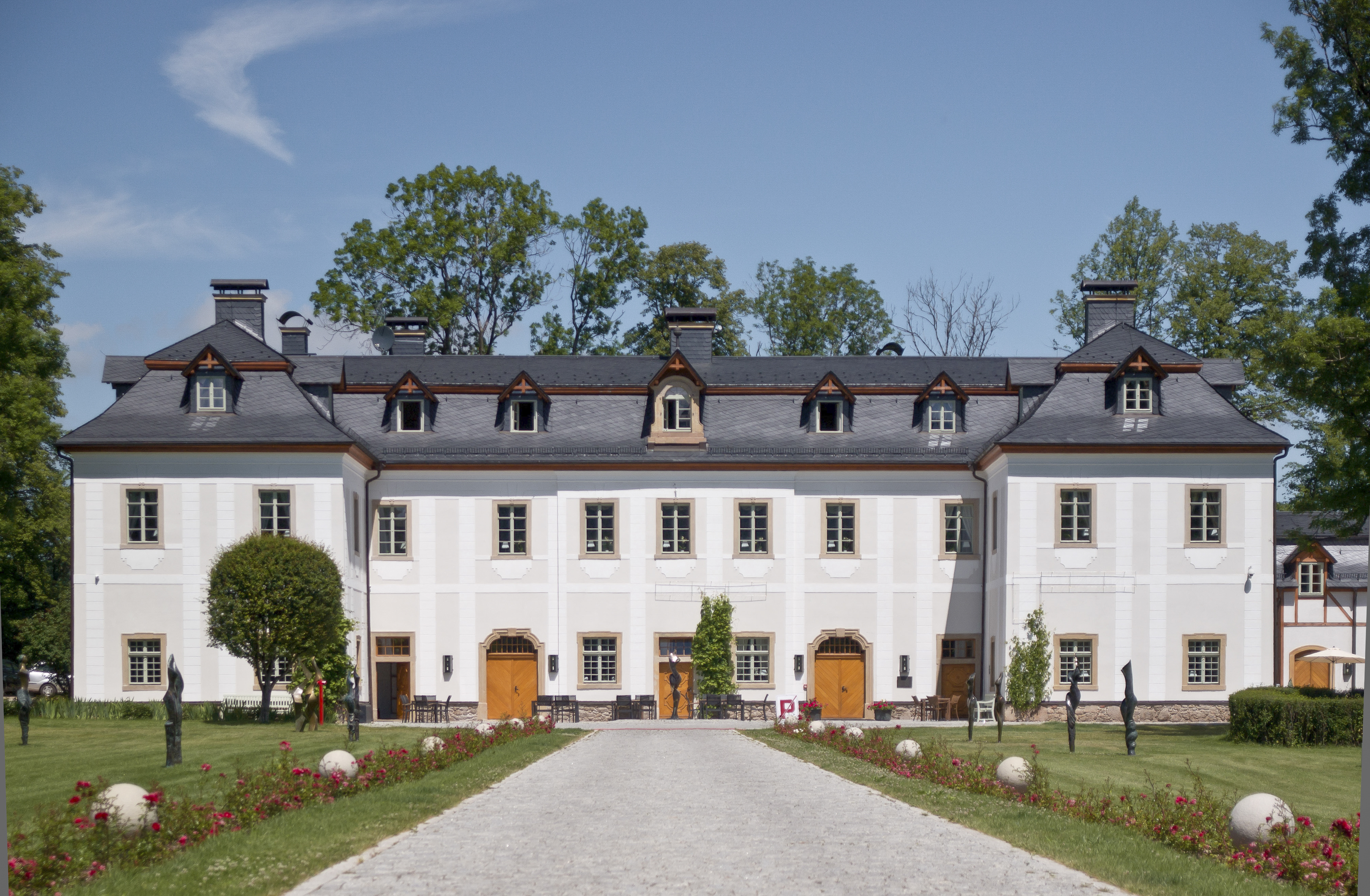 Datei:Schloss Wernersdorf -Schaufassade.jpg - Wikipedia