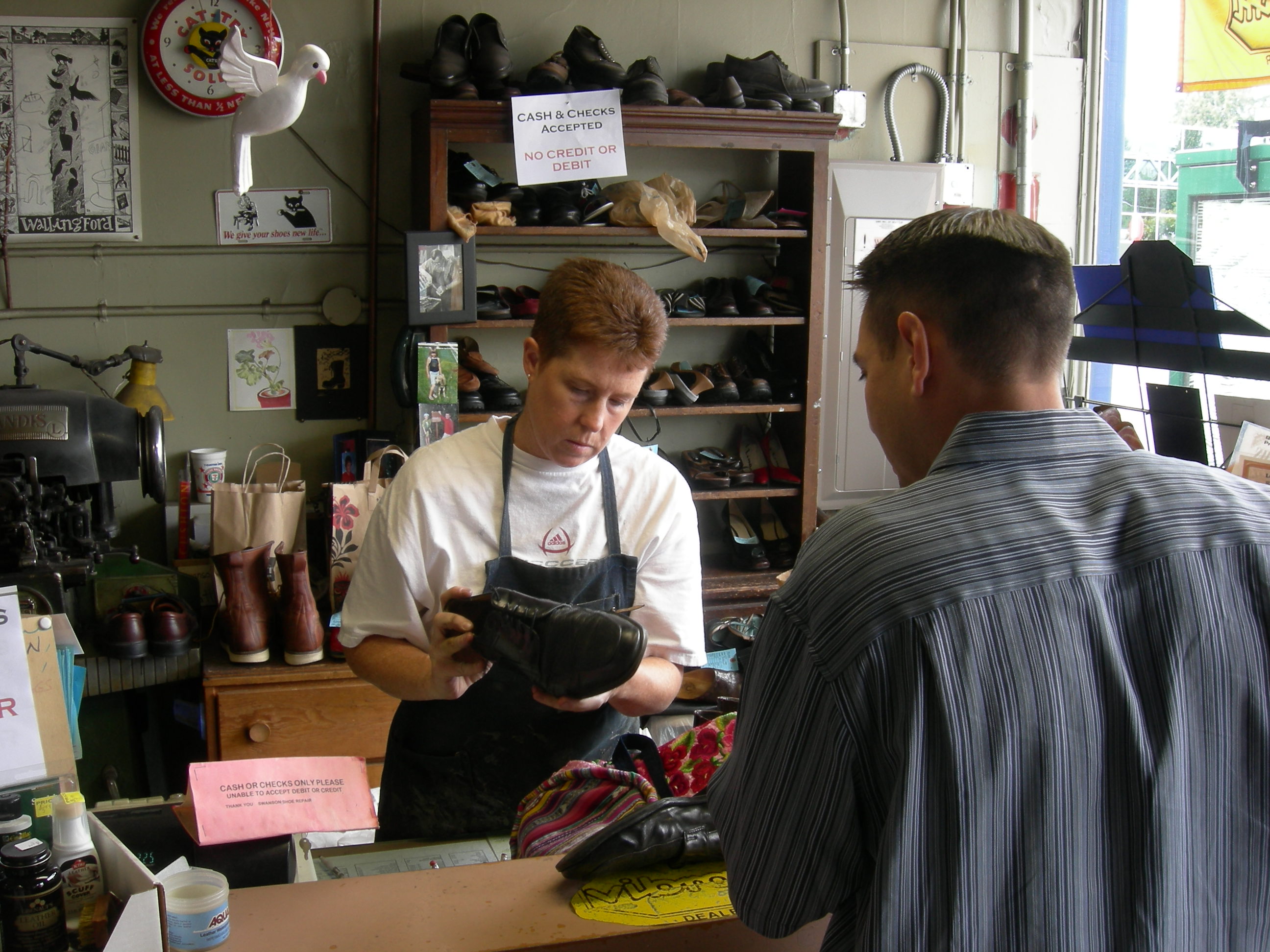 The last repair shop. Shoe Repair shop. Сунсон обувь. Shoe making. Shoes Repair in Spain.