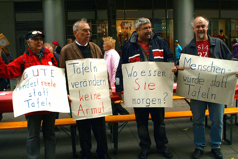 Transparente mit eigenen Fragen und Forderungen vom Arbeitskreis Arbeitslose Linden, hier bei der Solidaritätstafel 2012 in der Georgstraße.jpg