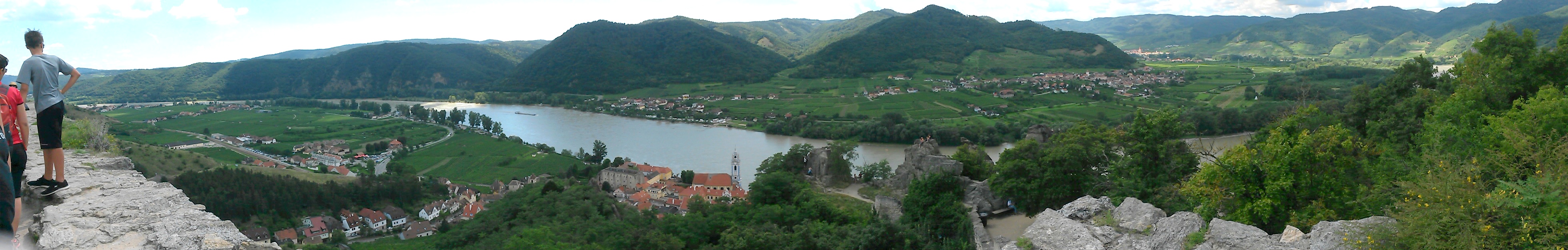 Untere Wachau von der Burgruine Dürnstein aus gesehen. Von links beginnend Unter- und Oberloiben, Dürnstein, Rossatzbach und Rossatz, Weißenkirchen