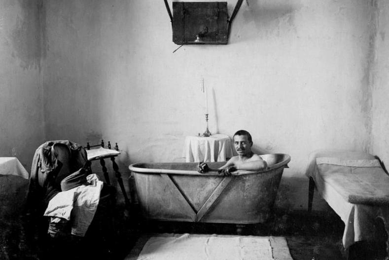 File:01915 Bad eines Feldspitals in Ostrozec am 28. 09. 1915..jpg