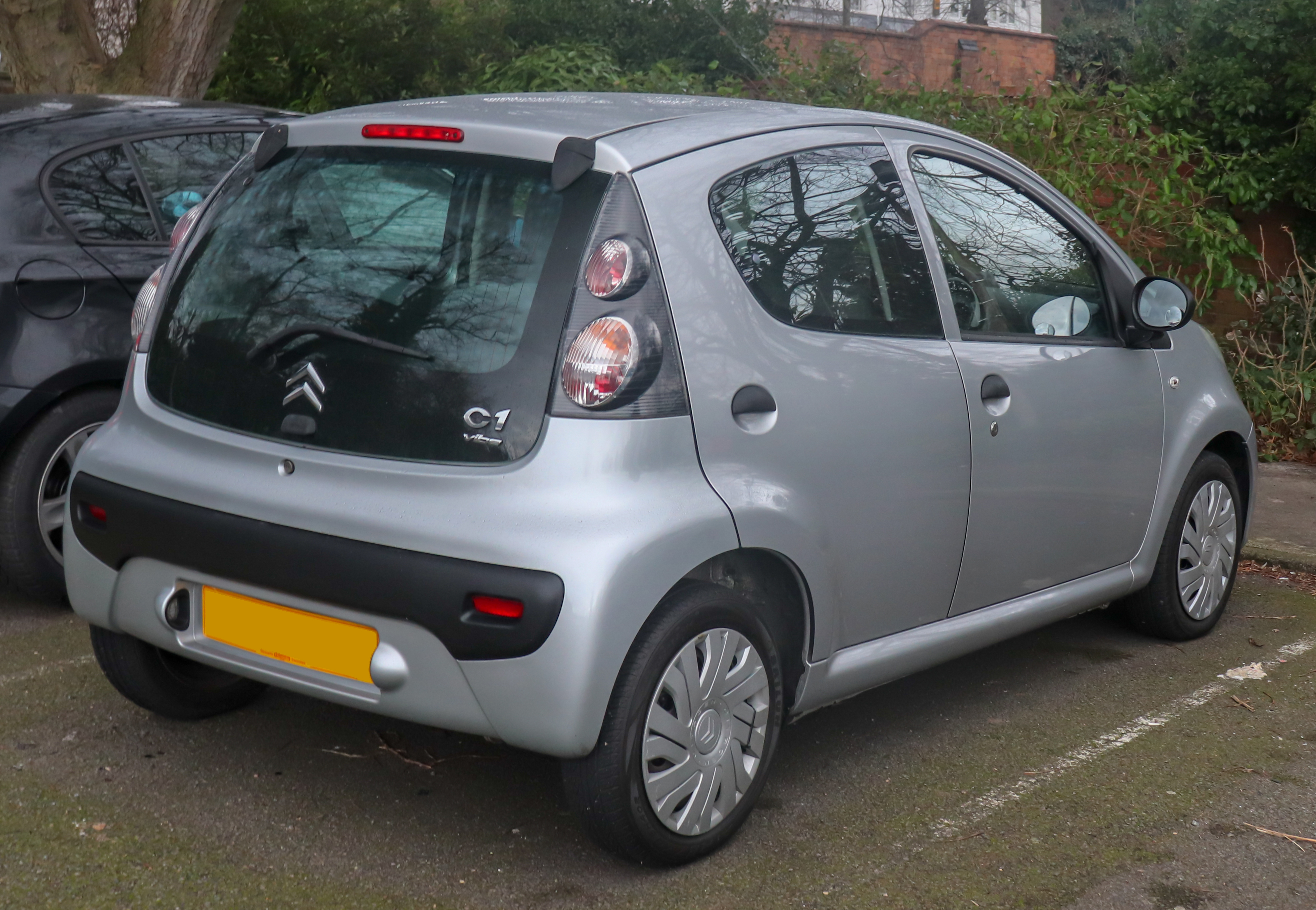 File:2006 Citroen C1 Vibe 1.0 Rear.jpg - Wikimedia Commons