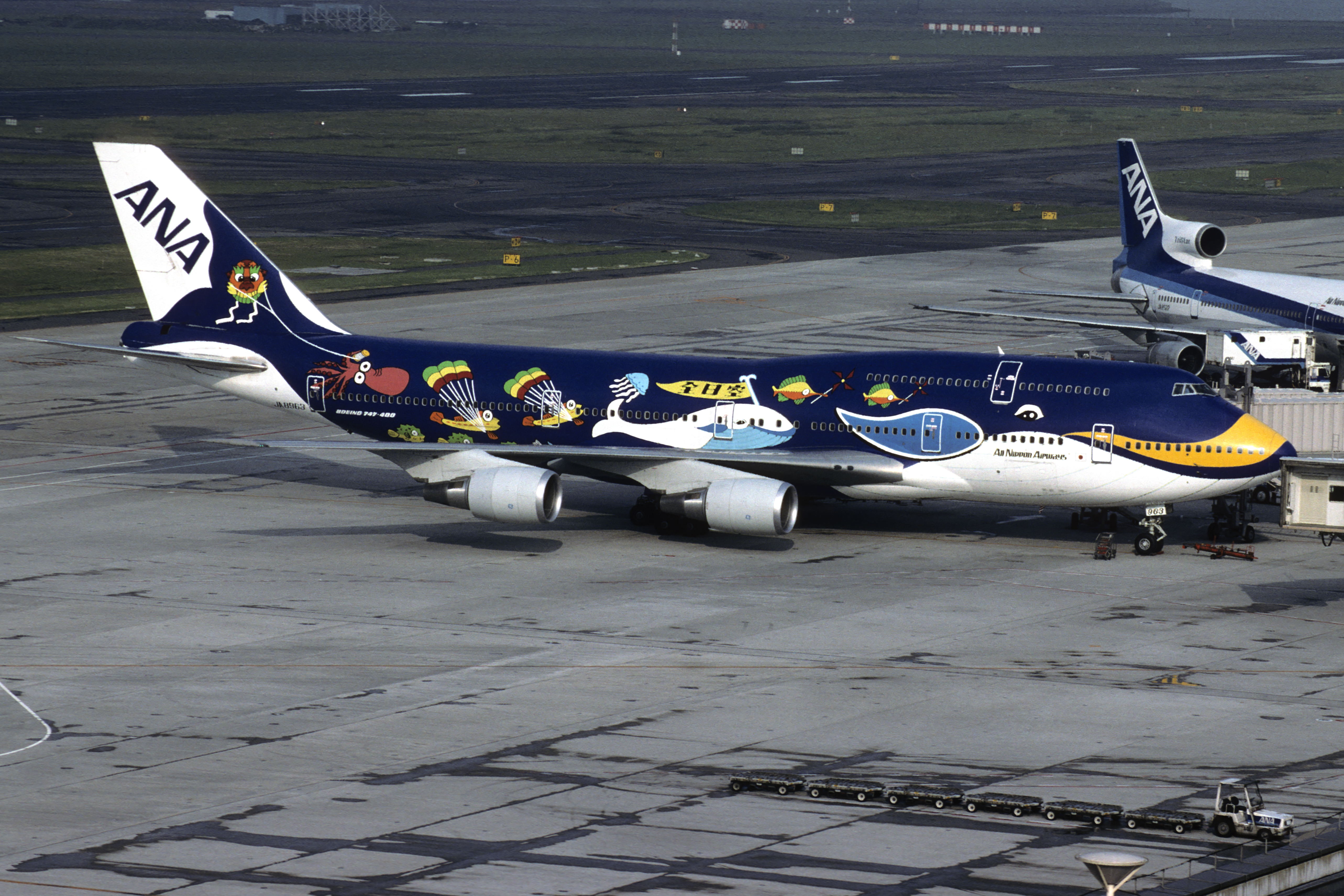 ファイル:All Nippon Airways Boeing 747-481(D) (JA8963 25647 991 