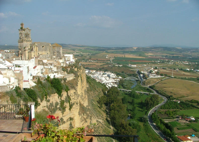 File:Arcos de la Frontera Blick ins Tal verkl.jpg