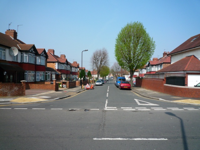 File:Argyll Avenue at junction with Park Avenue - geograph.org.uk - 1263385.jpg