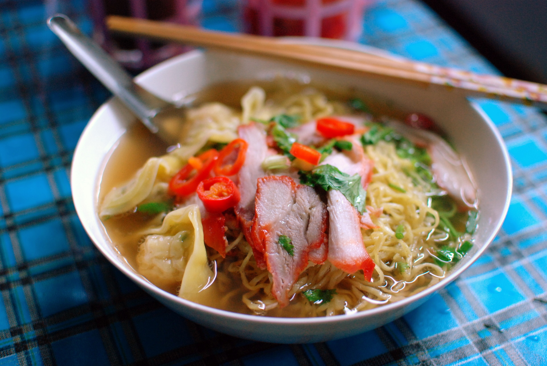 Тайская кухня. Bami mu Daeng. Тайская кухня традиционные блюда. Национальные блюда Тайланда.