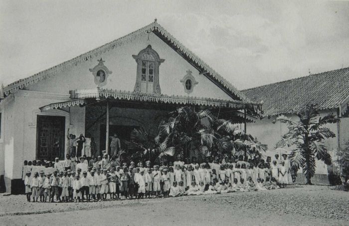 File:COLLECTIE TROPENMUSEUM Groepsportret van schoolkinderen voor een fröbelschool van het Instituut der Zusters Franciscanessen TMnr 60054735.jpg