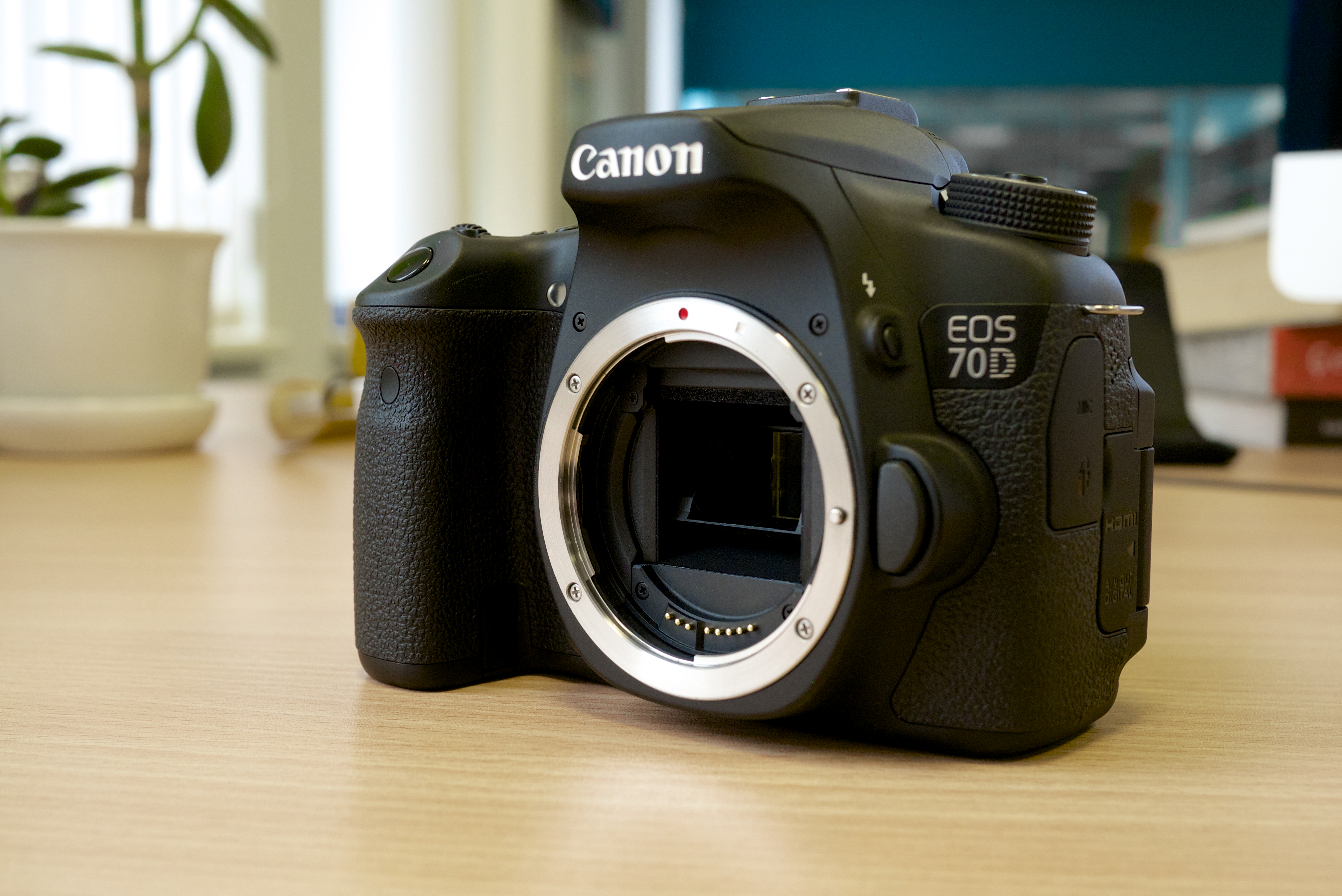 Tips sederhana merawat kamera DSLR Canon_EOS_70D_(camera_body_side_view)