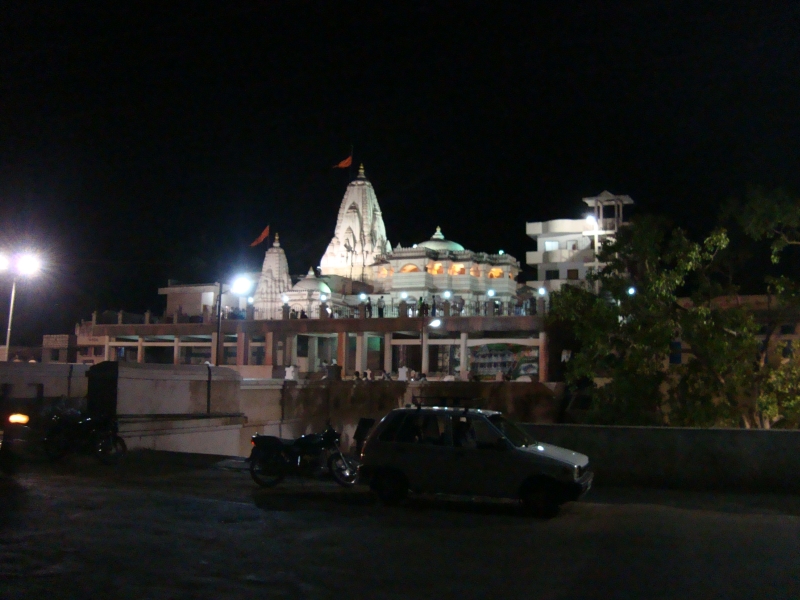 Plik:Damodar kund temple.jpg