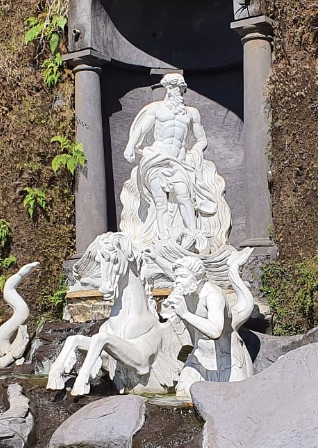 File:Estatuas del Anfiteatro de Villa.png