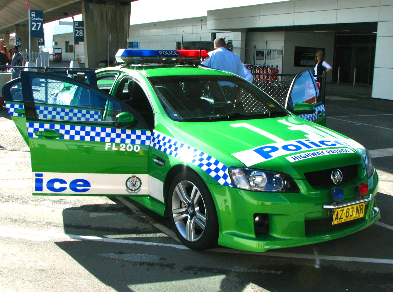 Зеленая полицейская машина