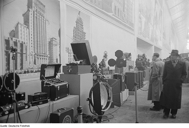 File:Fotothek df roe-neg 0006068 004 Besucher vor einem Messestand mit Kamera- und Filmtechnik.jpg