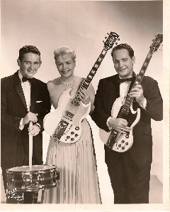 O que é que tens para fazer barulho??? - Página 40 Gene_Paul,_Mary_Ford_%26_Les_Paul_in_the_mid-1960s