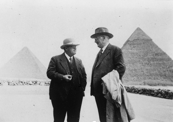 File:George Andrew Reisner (à gauche) et Georg Steindorff (à droite) devant  les pyramides de Khéops et de Khéphren à Gizeh, en 1935.png - Wikimedia  Commons