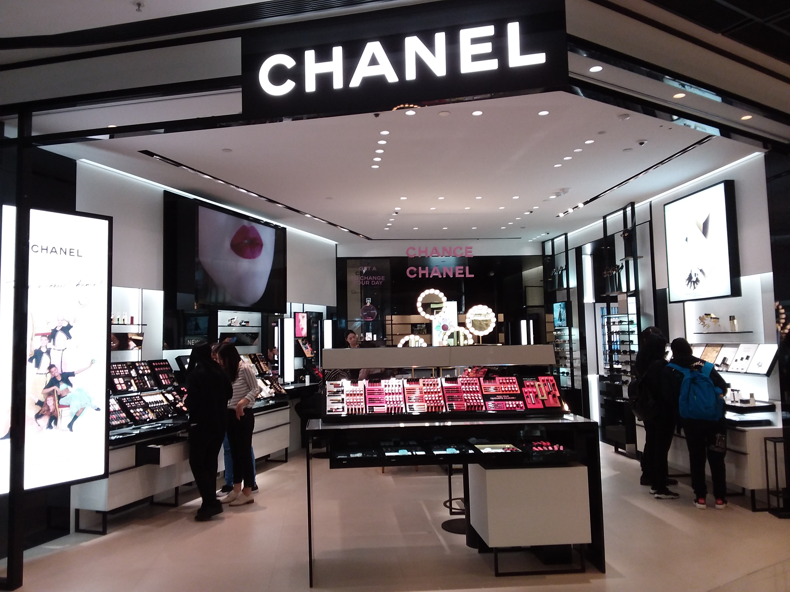 File:HK 中環 Central IFC Mall shop CHANEL clothing February 2019  -  Wikimedia Commons