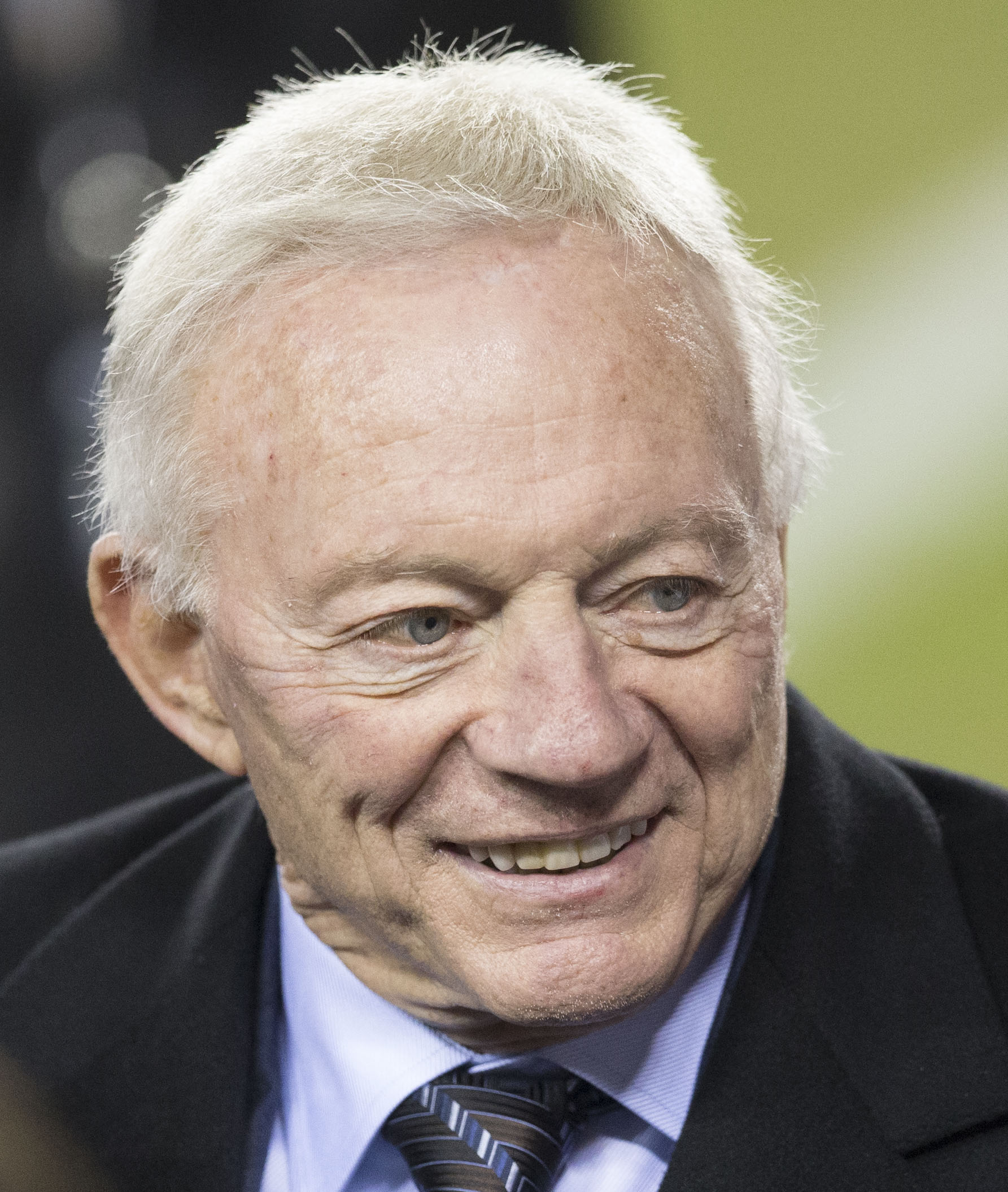 Wie hat Jerry Jones sein Geld verdient?