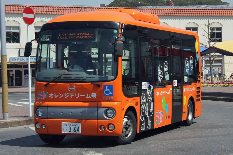 Оранжевый автобус пермь экскурсии. Автобусы Ивеко оранжевый. Yutong автобус оранжевый. МАЗ автобус оранжевый. Автопарк оранжевый автобус.