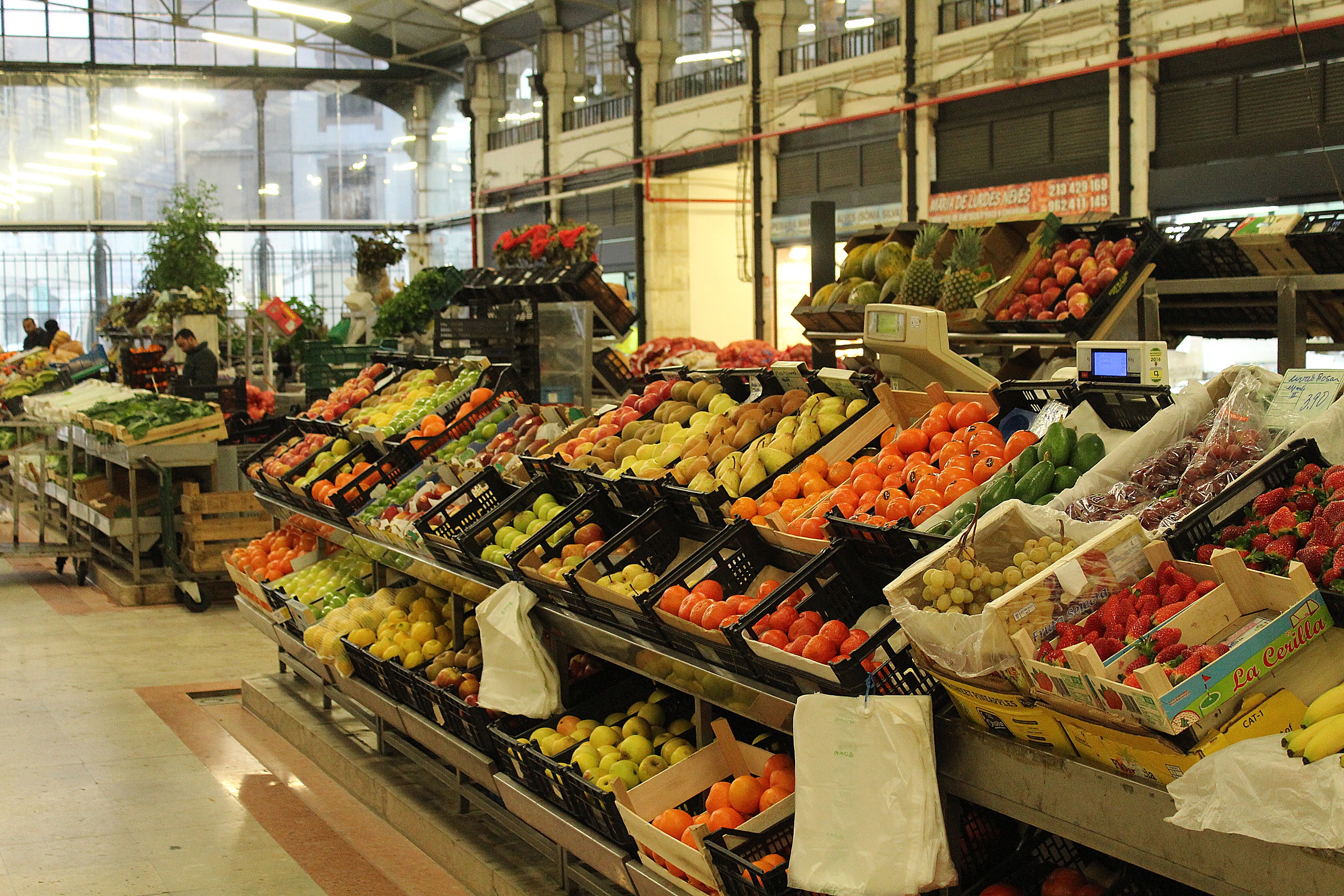 File:Lisbon, Mercado da Ribeira, fruits.JPG - Wikimedia Commons