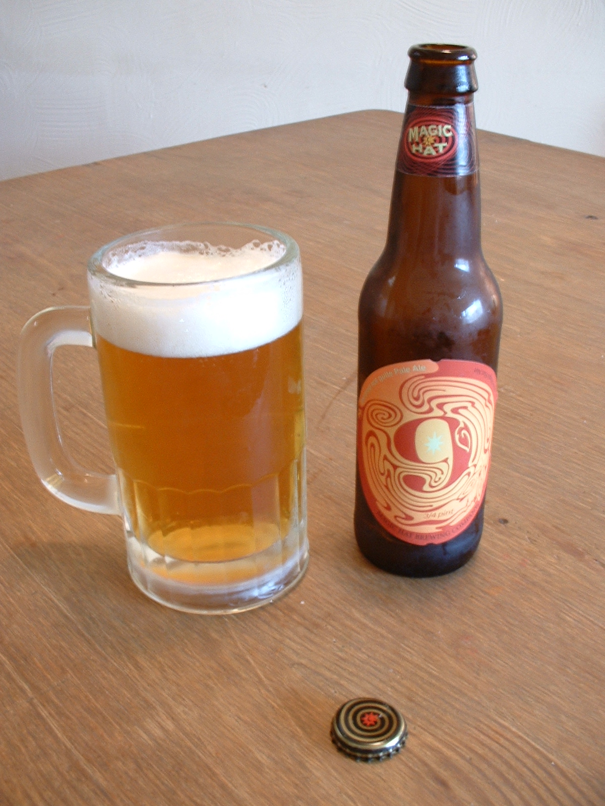 https://upload.wikimedia.org/wikipedia/commons/b/b0/Magic_hat_no_9_beer_and_mug.jpg