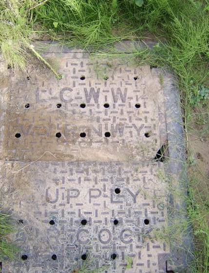 File:Manhole Cover On Vyrnwy Aqueduct - geograph.org.uk - 227738 (cropped).jpg