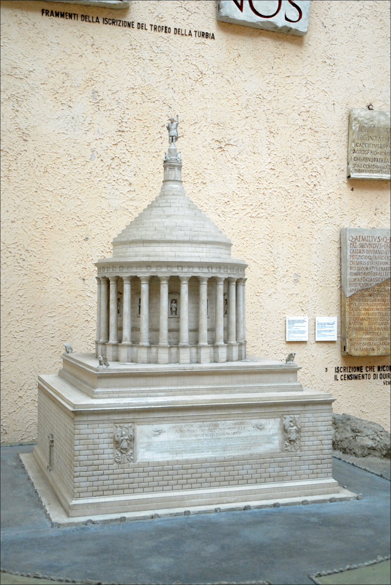 File:Maquette du Trophée des Alpes (musée de la civilisation romaine, Rome) (5911810696).jpg - Wikimedia Commons
