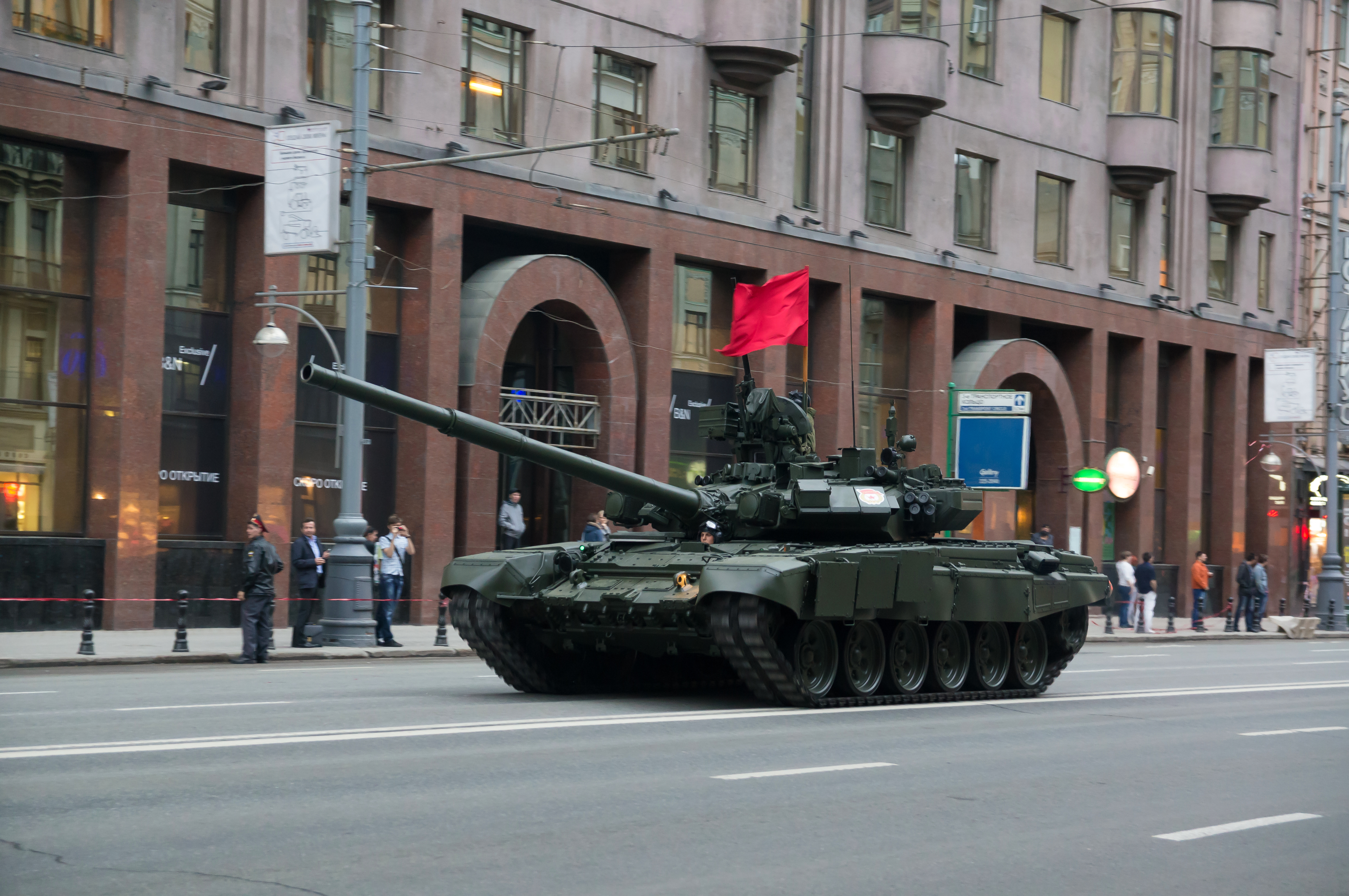 Парад Победы 2012 в Москве. Танки у совета Федерации. Танк раша