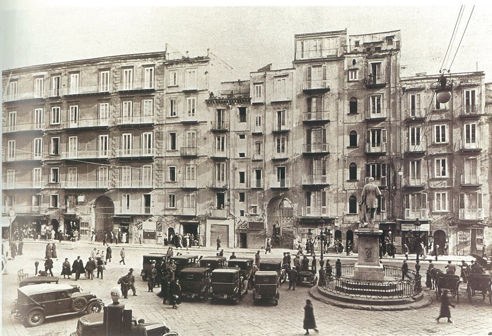 File Napoli Piazza Carit fronte case.jpg Wikimedia Commons