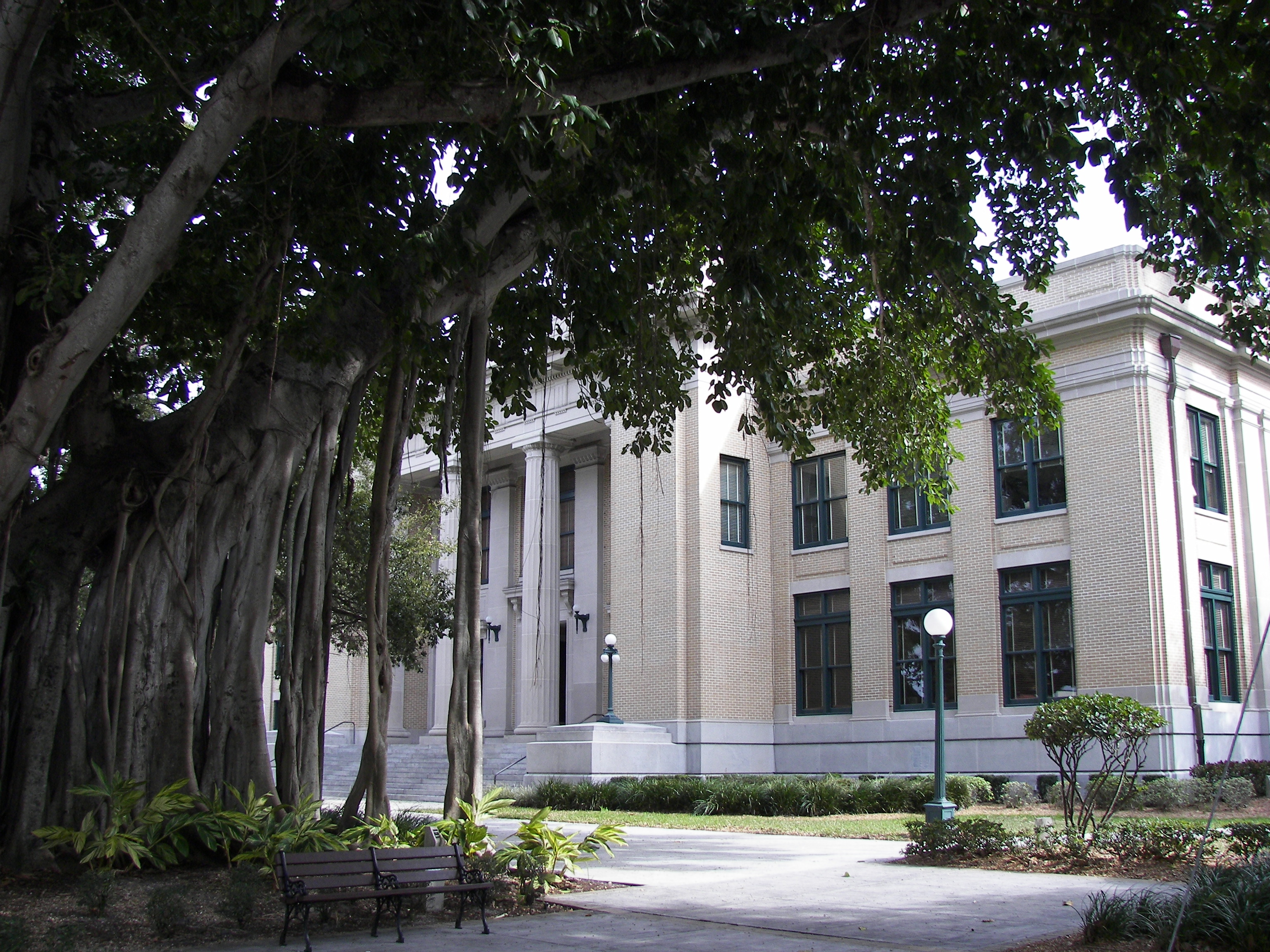 File:Old Lee County Courthouse  - Wikimedia Commons