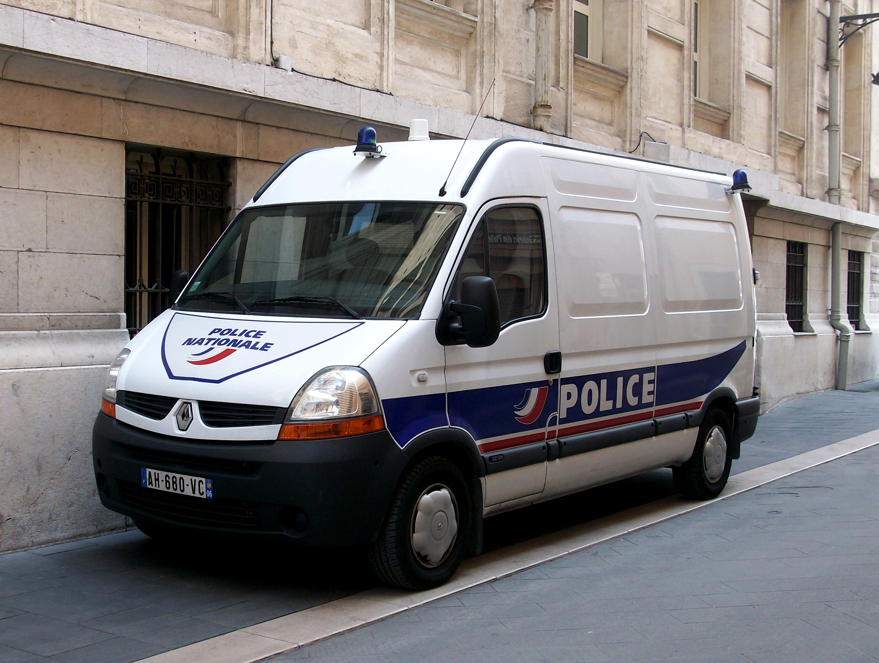 File:Palais de justice de Nice - Fourgon de la police nationale