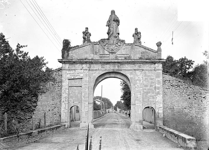 File:Porte de ville - Vue d'ensemble - Blainville-sur-l'Eau - Médiathèque de l'architecture et du patrimoine - APMH00022984.jpg