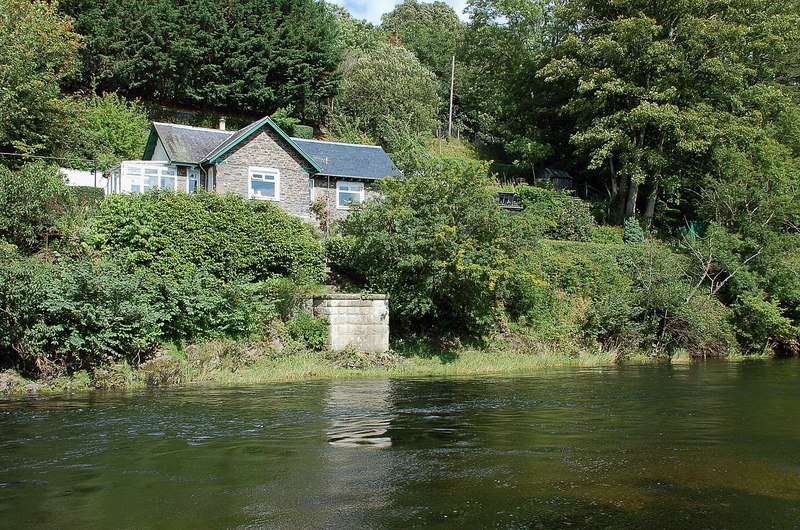 File:River Tweed and Wire Bridge Cottage, Peebles - geograph.org.uk - 2563936.jpg