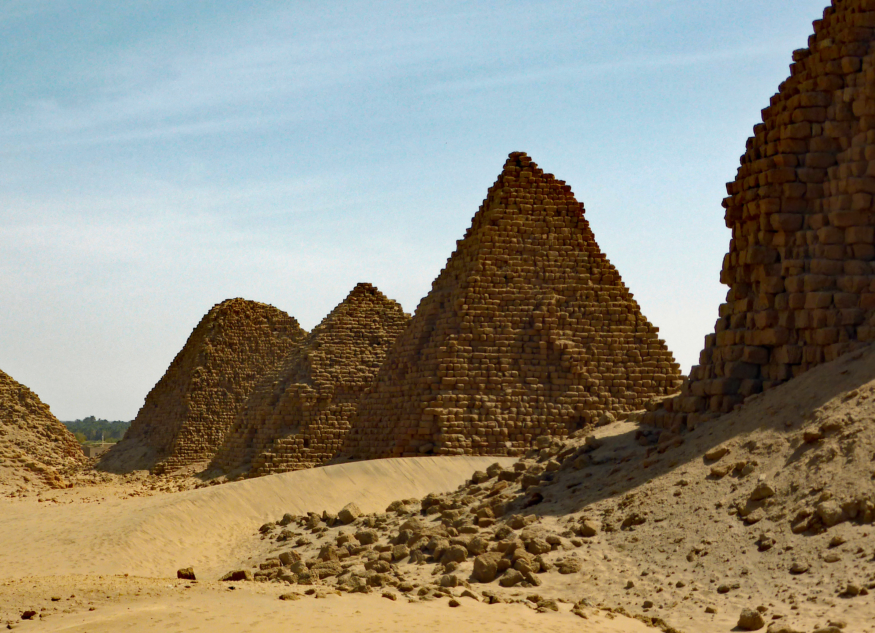 Pyramids of Nubian kings [[Aspelta]] (foreground), [[Aramatle-qo]] and [[Amaninatakilebte]] at Nuri.