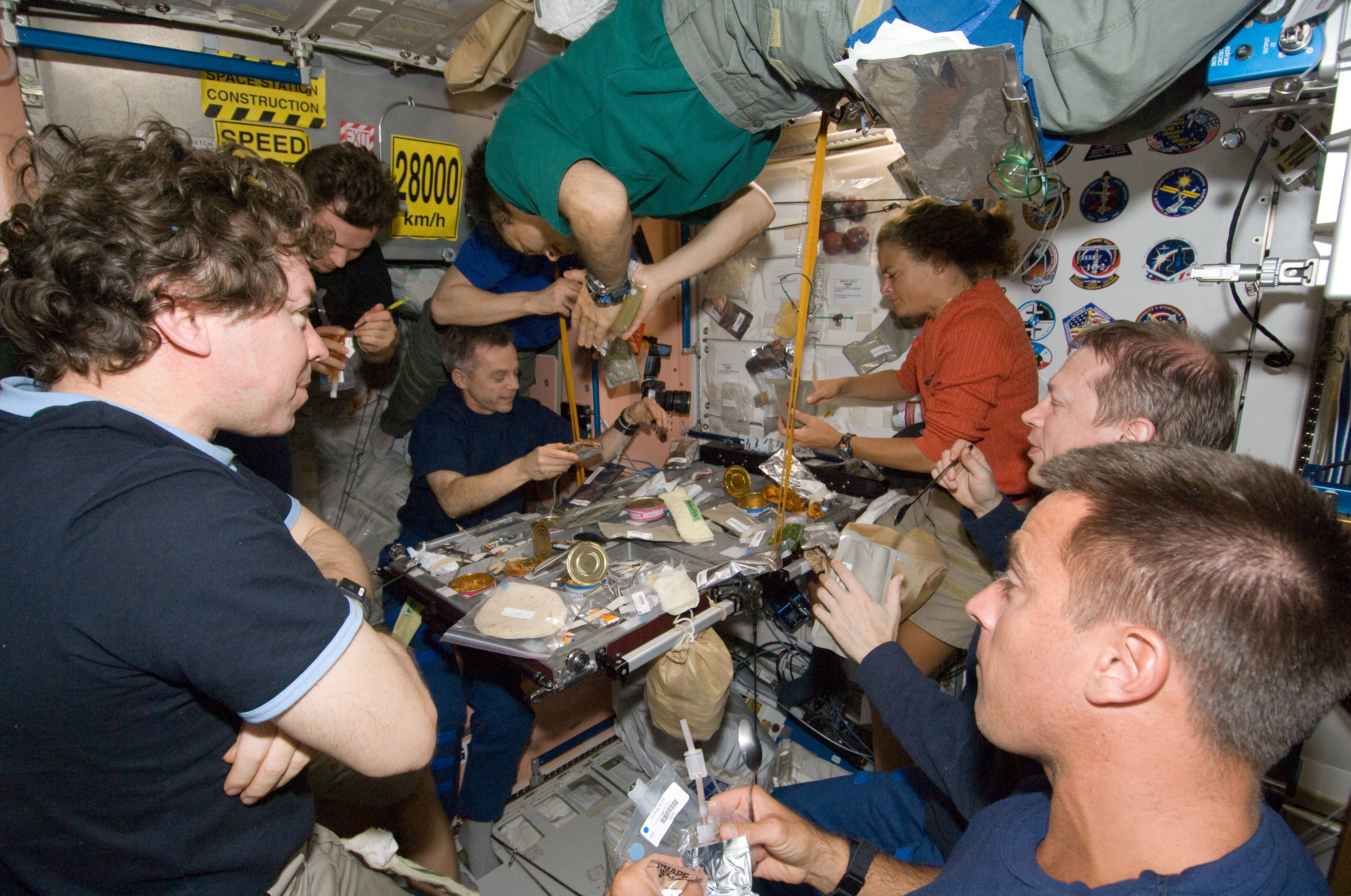 Что можно есть в космосе. Еда Космонавтов в космосе. Питание на МКС. Космическая станция еда. Питание Космонавтов в космосе.