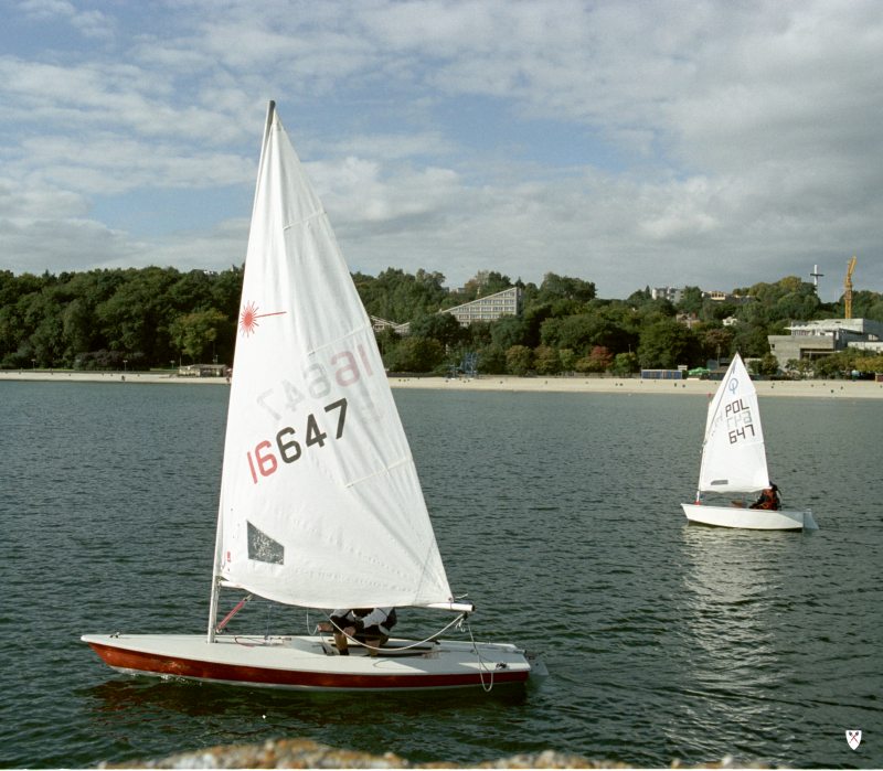 File:Sailboat class Laser Optimist.jpg - Wikimedia Commons