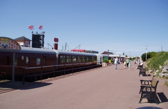 File:Seafront walk - geograph.org.uk - 1739981.jpg