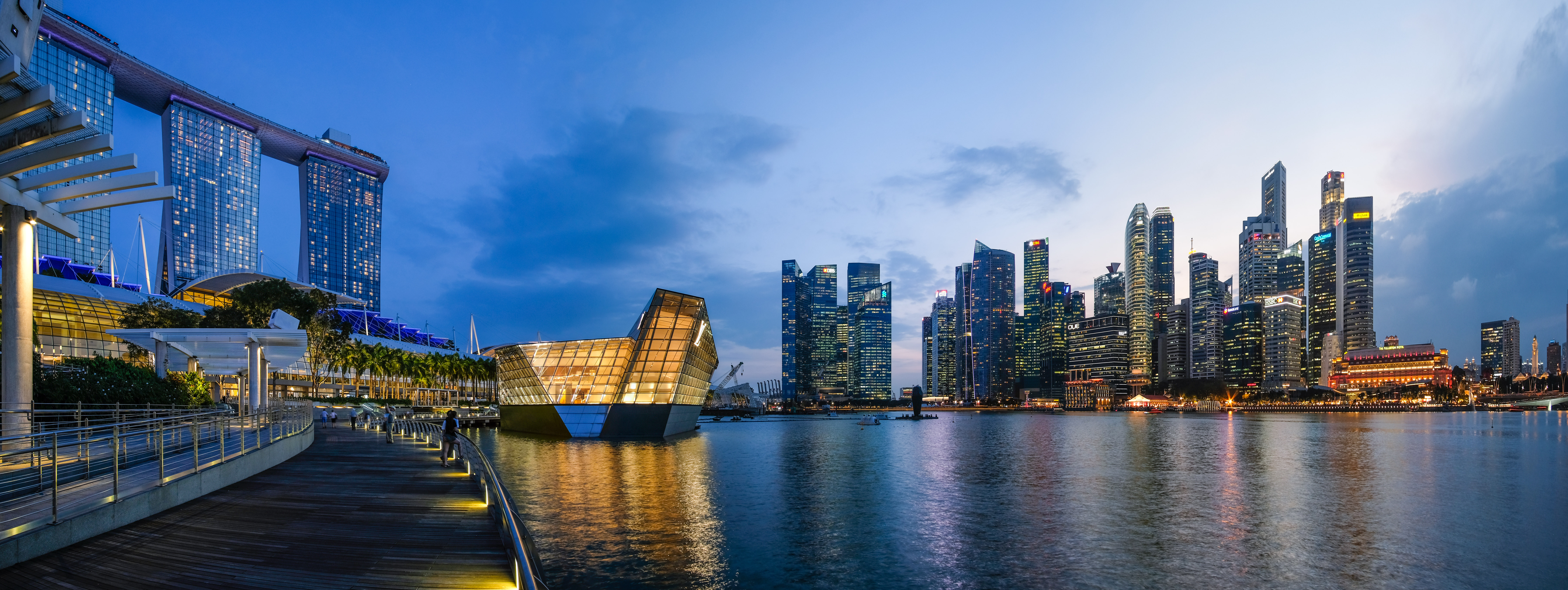 Louis Vuitton at Marina Bay Sands, This is a night photogra…