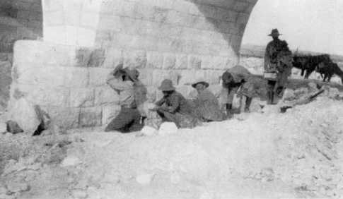 File:Soldiers laying gun cotton charges at the base of a pier of the Asluj bridge May 1917.jpg