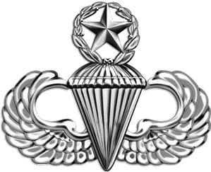 Armée US :Le Parachutist Badge, surnommé "Jump Wings" US_Army_Airborne_master_parachutist_badge