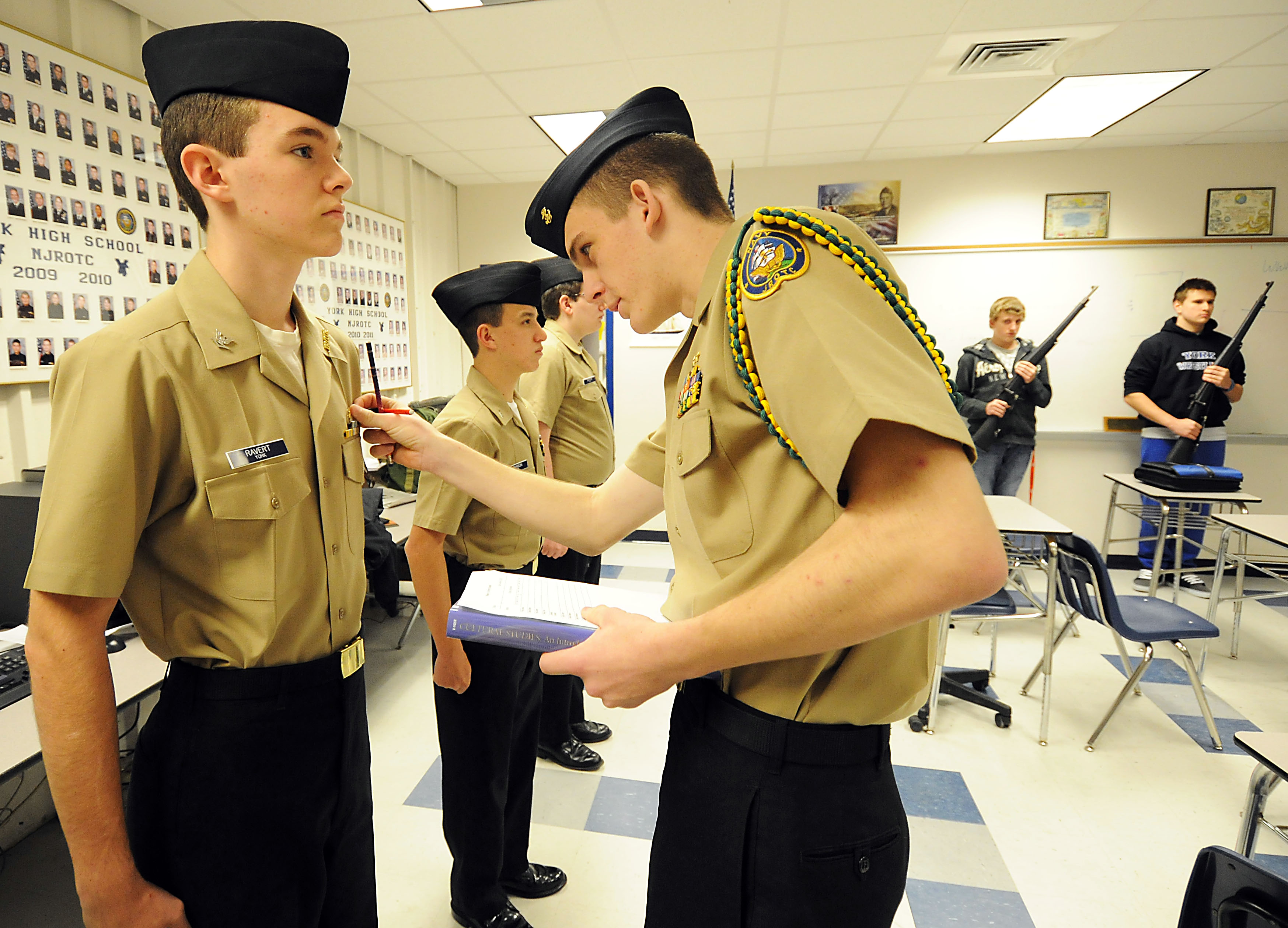 Description US Navy 120105-N-CD297-013 Cadets participate in a uniform ...