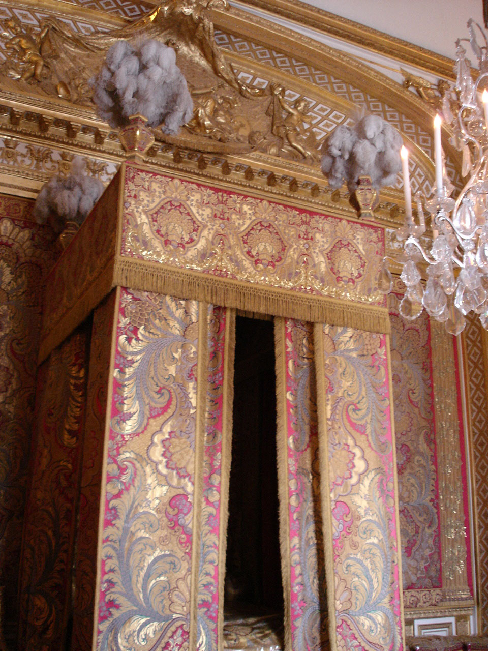 https://upload.wikimedia.org/wikipedia/commons/b/b0/Versailles%2C_chambre_du_roi.jpg