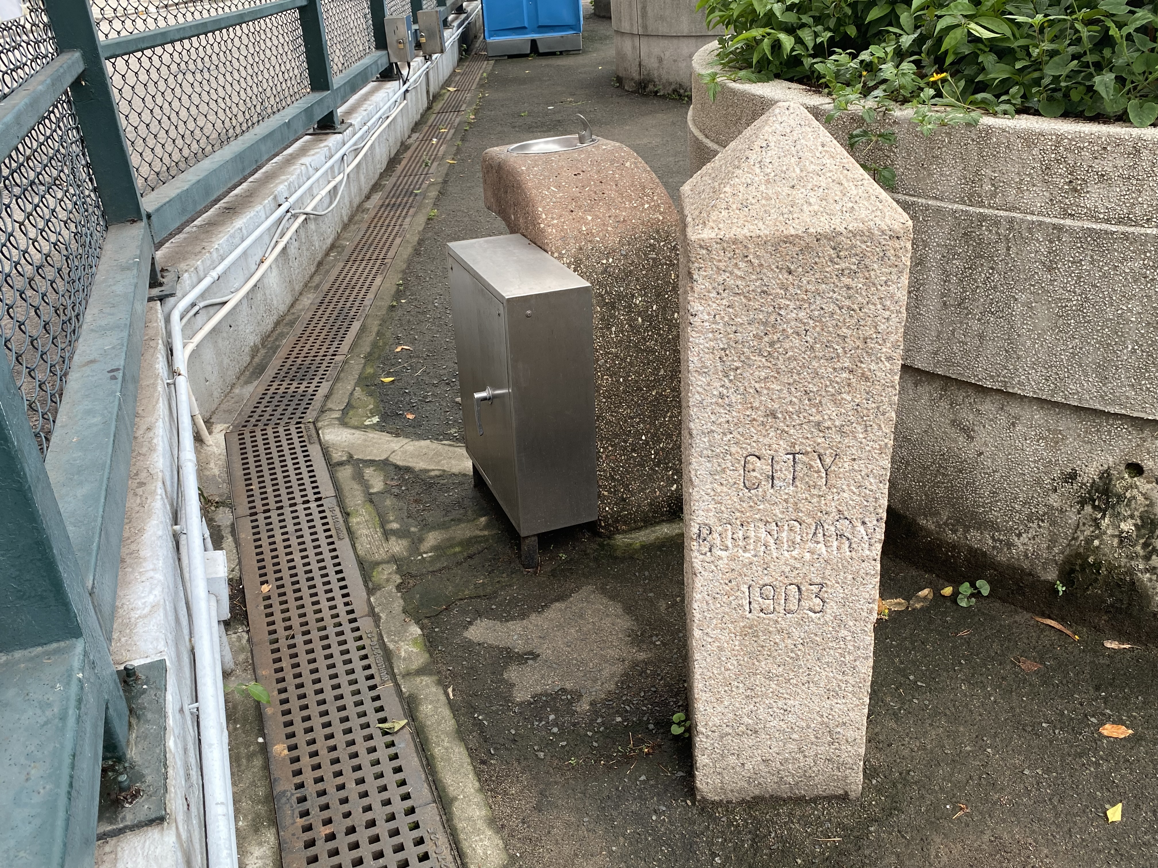 File:Victoria City boundary stone in Kennedy Town 23-05-2023(1