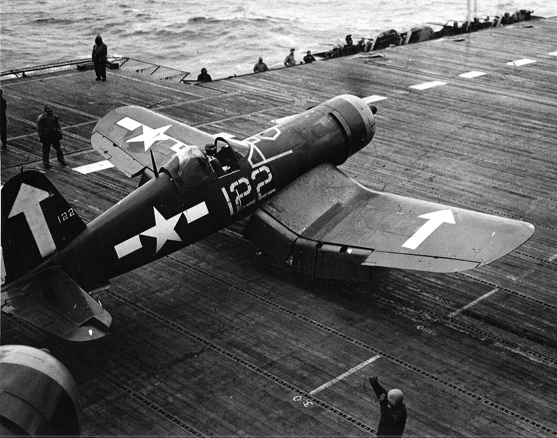 F4U-1D Corsair 1:48 Tamiya Vought_F4U-1D_Corsair_aboard_USS_Bunker_Hill_%28CV-17%29_on_6_May_1945_%28NNAM.1996.253.7155.029%29