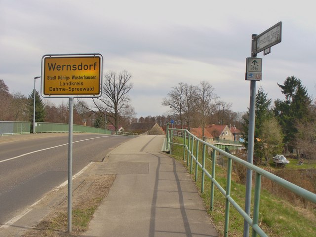 File:Wernsdorf - Ortseingang (Entering Wernsdorf) - geo.hlipp.de - 34871.jpg