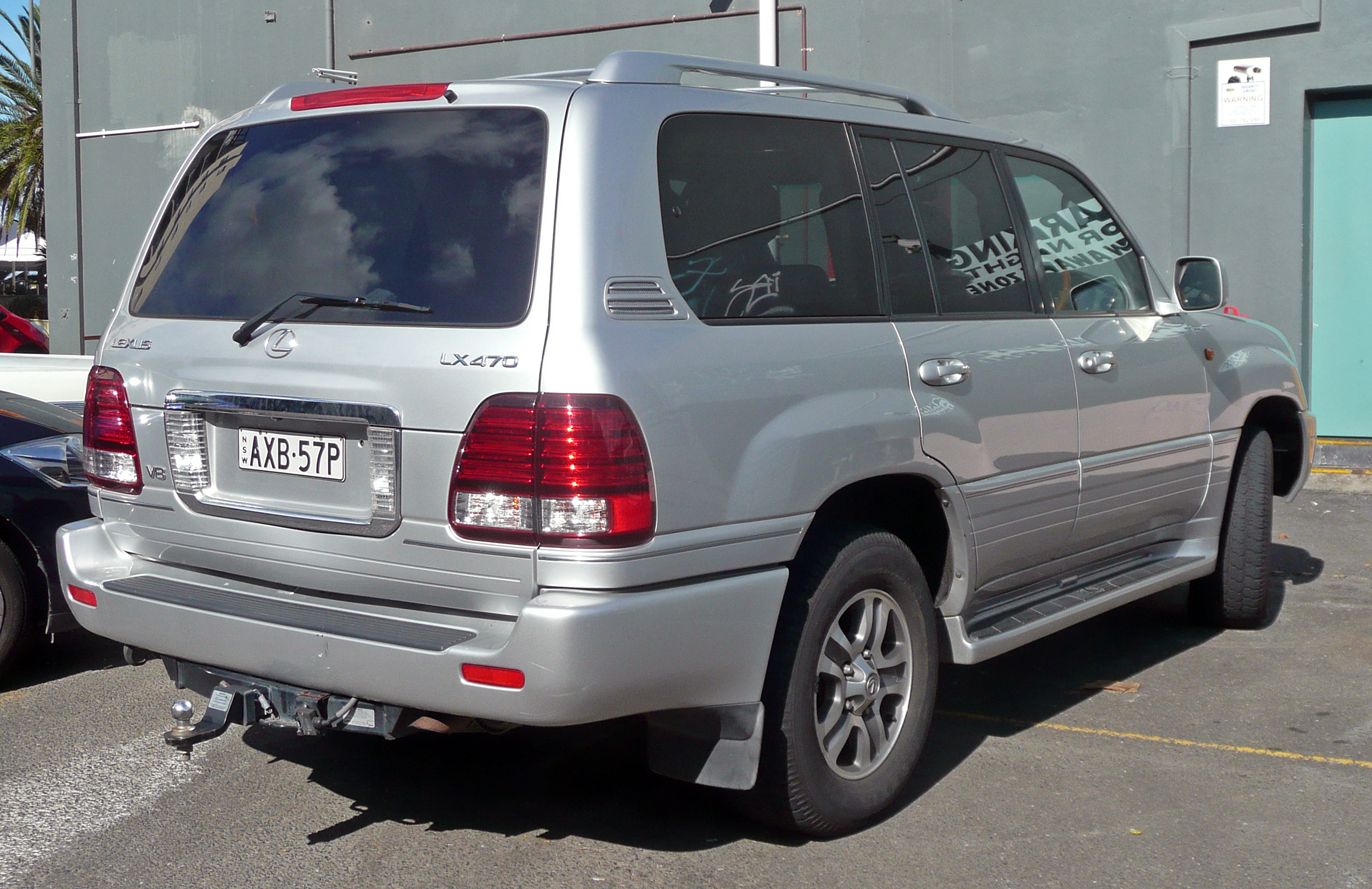 2005_Lexus_LX_470_(UZJ100R_MY06)_wagon_(2010 06 02)